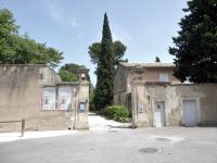 vor dem Eingang zur Heilanstalt 