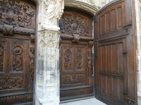 schöne Holztüren der Kirche 