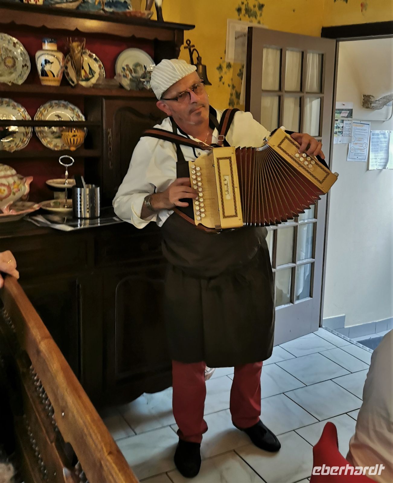 Tag 6 23.06.2022 Musik in der Crêperie in Guimiliau