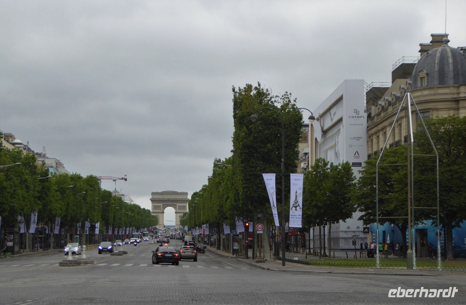 Tag 2 19.06.2022 Stadtrundfahrt in Paris, Champs- Élysées
