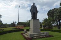 Tag 5 22.06.2022 Insel Jersey, St. Helier, Howard Davis Park, Statue Georg V