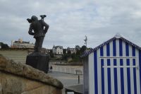 Tag 6 23.06. Dinard, Statue von Alfred Hitchcock