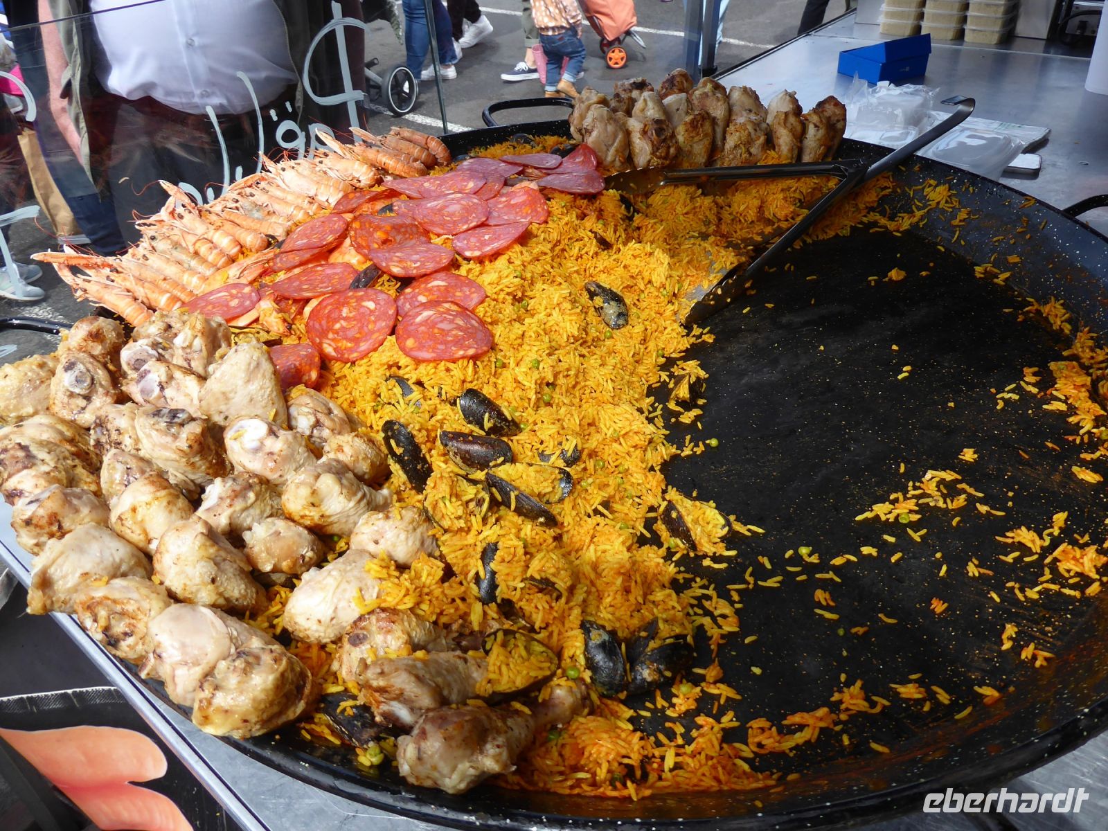 Tag 8 25.06.2022 Rennes, Marktstand mit frischen Speisen