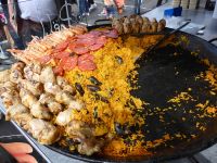 Tag 8 25.06.2022 Rennes, Marktstand mit frischen Speisen