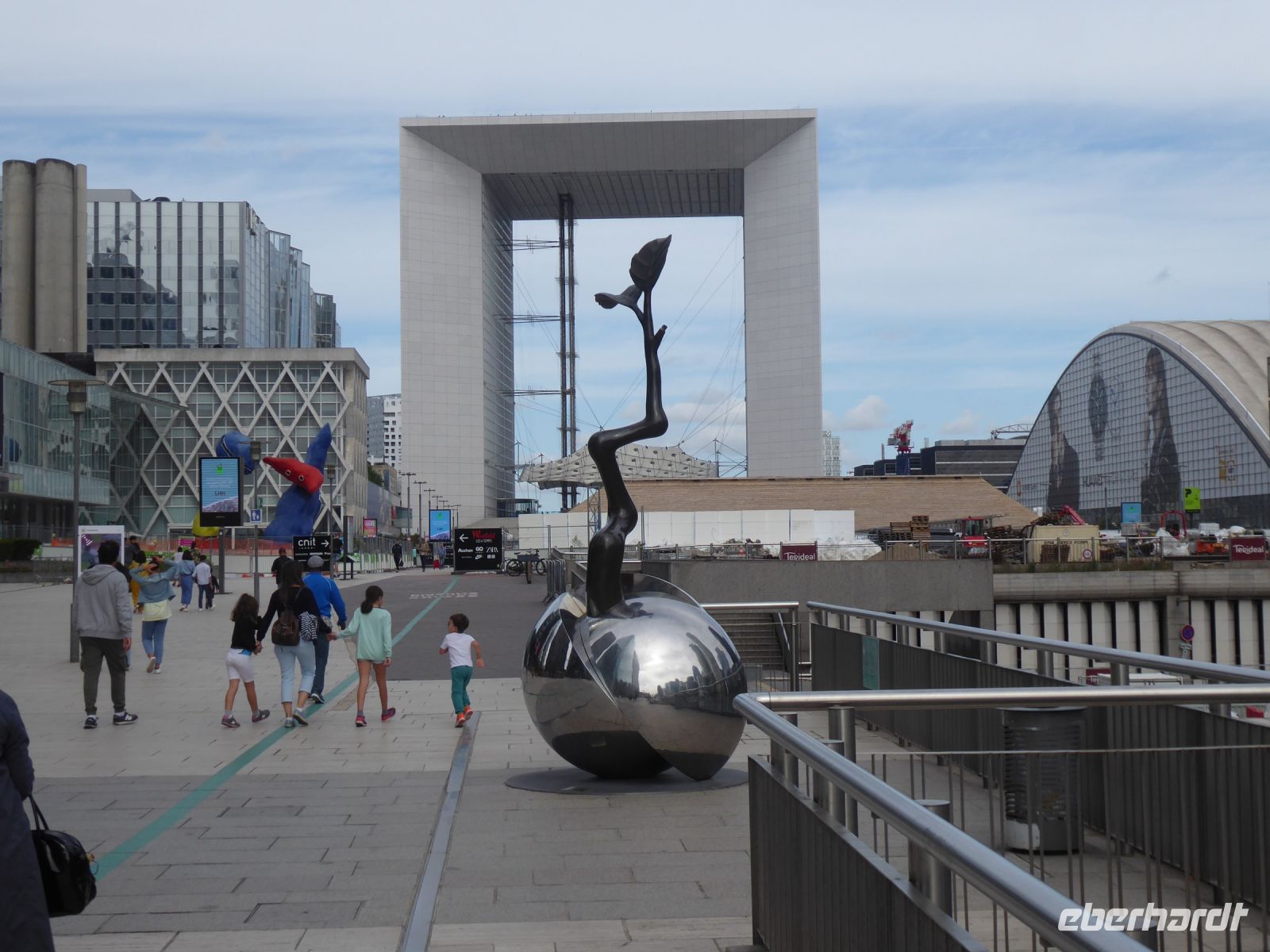Tag 9 26.06.2022 Paris, La Défense, Kunst und moderne Architektur