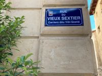 Zweisprachigkeit im Straßenbild Avignons….