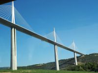Frankreich - Rundreise Okzitanien: Stahlseilbrücke von Millau
