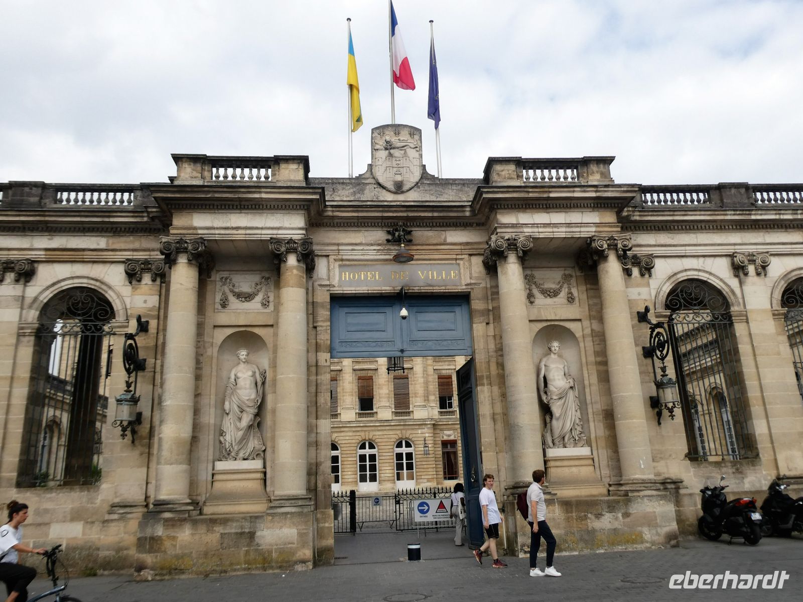 vor dem Rathaus von Bordeaux