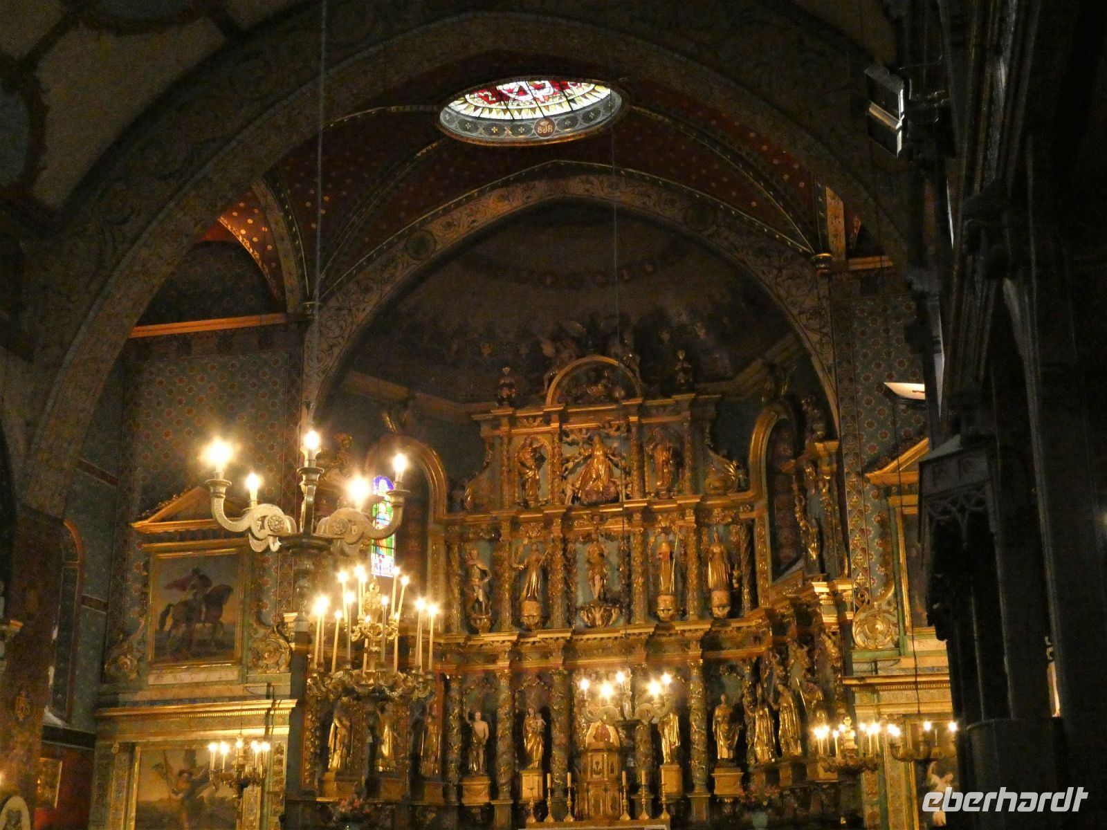 goldenes Licht am Altar 