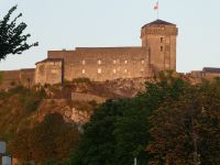 Burg von Lourdes im Abendlicht