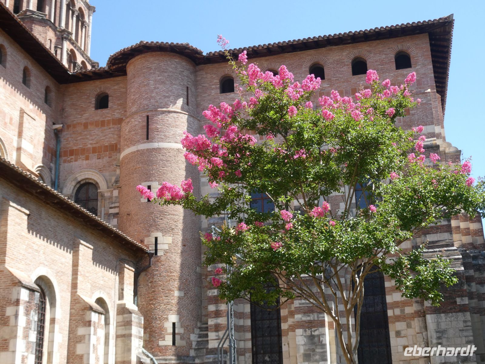 Basilika mit Blumenschmuck