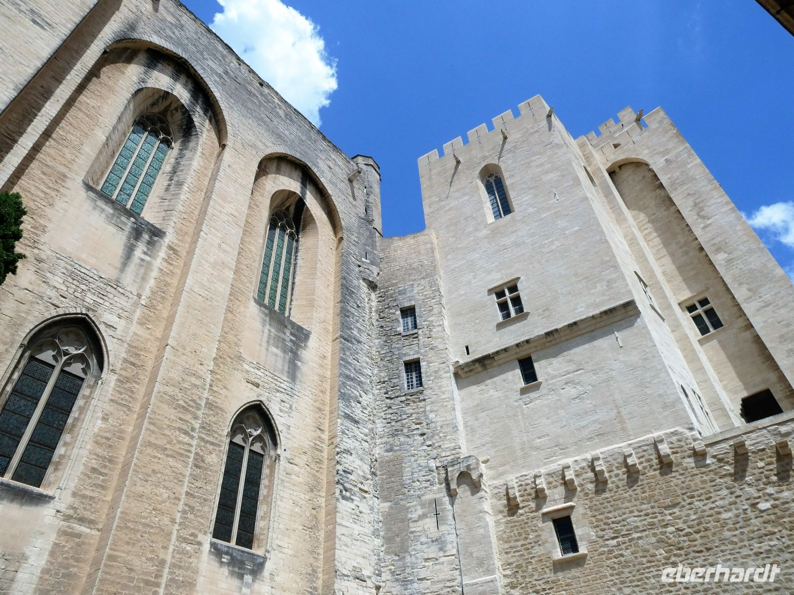 Mauern des Papstpalastes