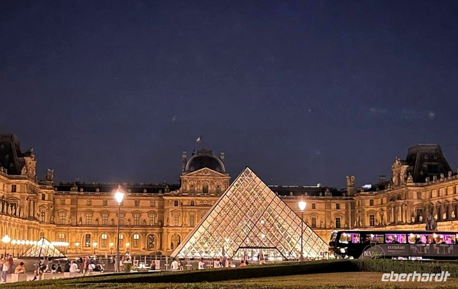 Paris Petit Tag 2 25.07.2022 Louvre bei Nacht