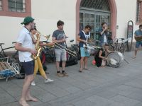 quirlige Straßenmusikanten