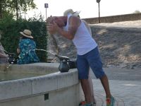 es ist heiß am Brunnen von Max Ernst