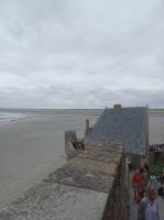 Mont St. Michel, Blick vom Wehrgang auf das Meer bei Ebbe