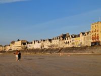 St.Malo, Strandwanderung am Abend