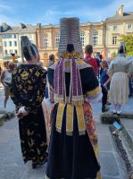 die hochgestellte Haube unterscheidet Regionen u. Stand