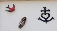 Kreuz der Camargue mit Zikade und Vogel