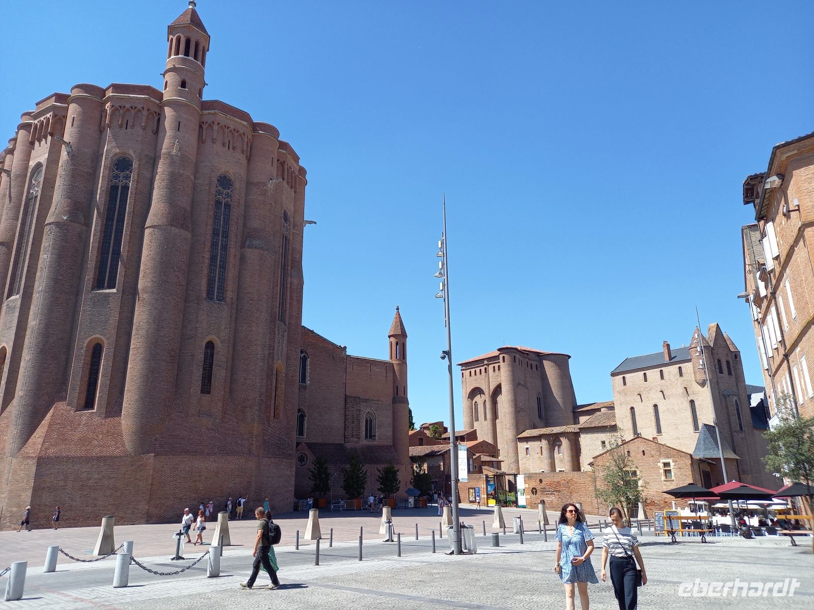 Chorumgang der Albi-Kathedrale von außen, daneben alte Bischofsburg