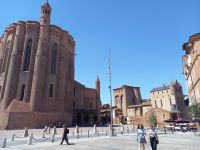 Chorumgang der Albi-Kathedrale von außen, daneben alte Bischofsburg