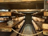 Reiferegale für Roquefort-Käse