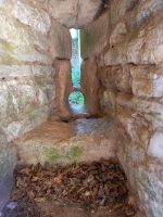 Schießscharte zur Seitenverteidigung des Tores von La Couvertoirade