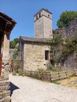 Blick zum Kirchturm in La Couvertoirade
