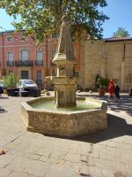 Brunnen vor der Kathedrale von Beziers