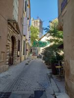 Blick durch die Altstadt zur Kathedrale von Beziers