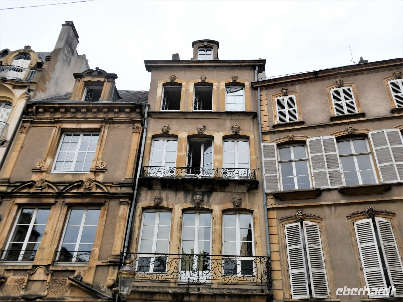 romantisches Frankreich mit Fratzenköpfen (Maskaronen)