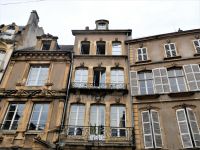 romantisches Frankreich mit Fratzenköpfen (Maskaronen)