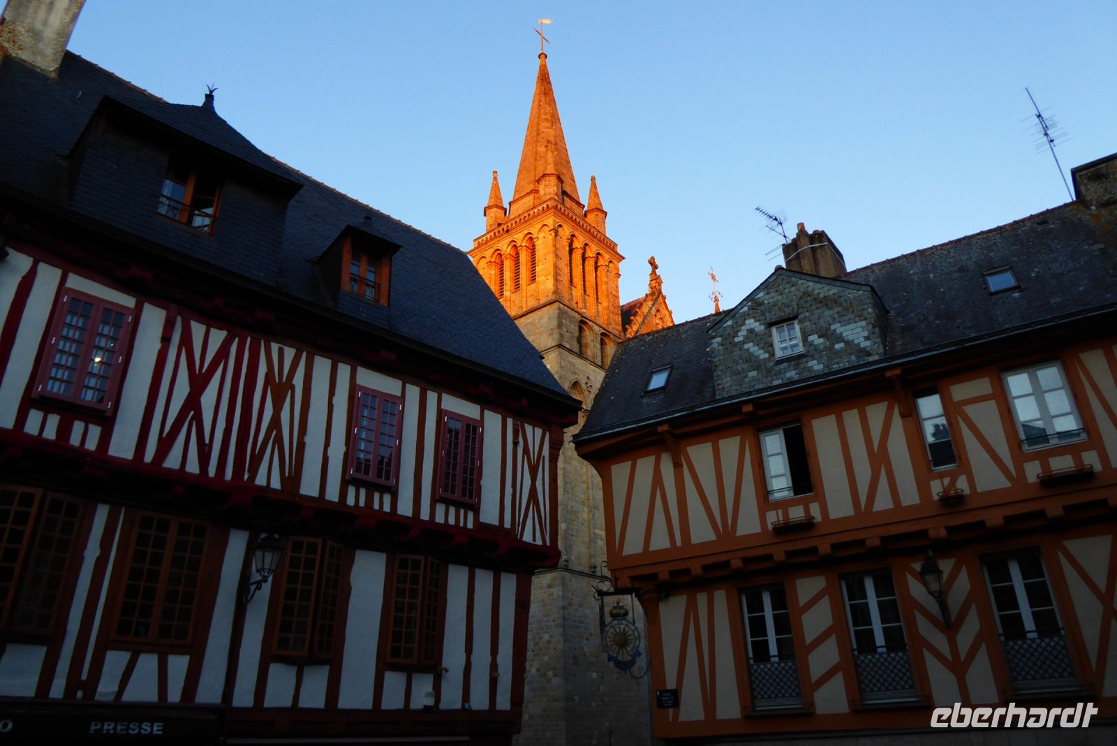 Tag 2 07.08.2022 Vannes, Abendsonne auf der Kathedrale