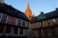 Tag 2 07.08.2022 Vannes, Abendsonne auf der Kathedrale