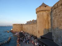 Tag 8 13.08.2022 Abendstimmung in St. Malò, Stadtmauer