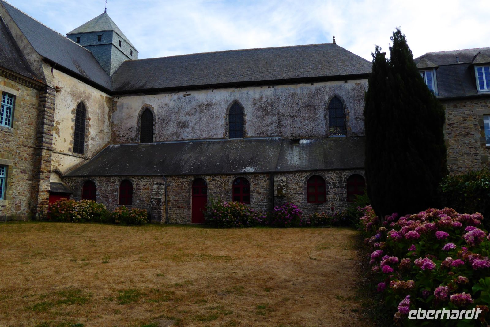 Tag 3 08.08.2022 Wanderung im Wald von Brocéliande, Alte Abtei in Paimpont