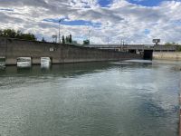 Schleusen begleiten die Reise auf dem Rhône