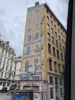 Wandmalerei mit den Berühmtheiten der Stadt