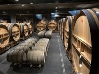 Eichenfässer gibt es hier auch!