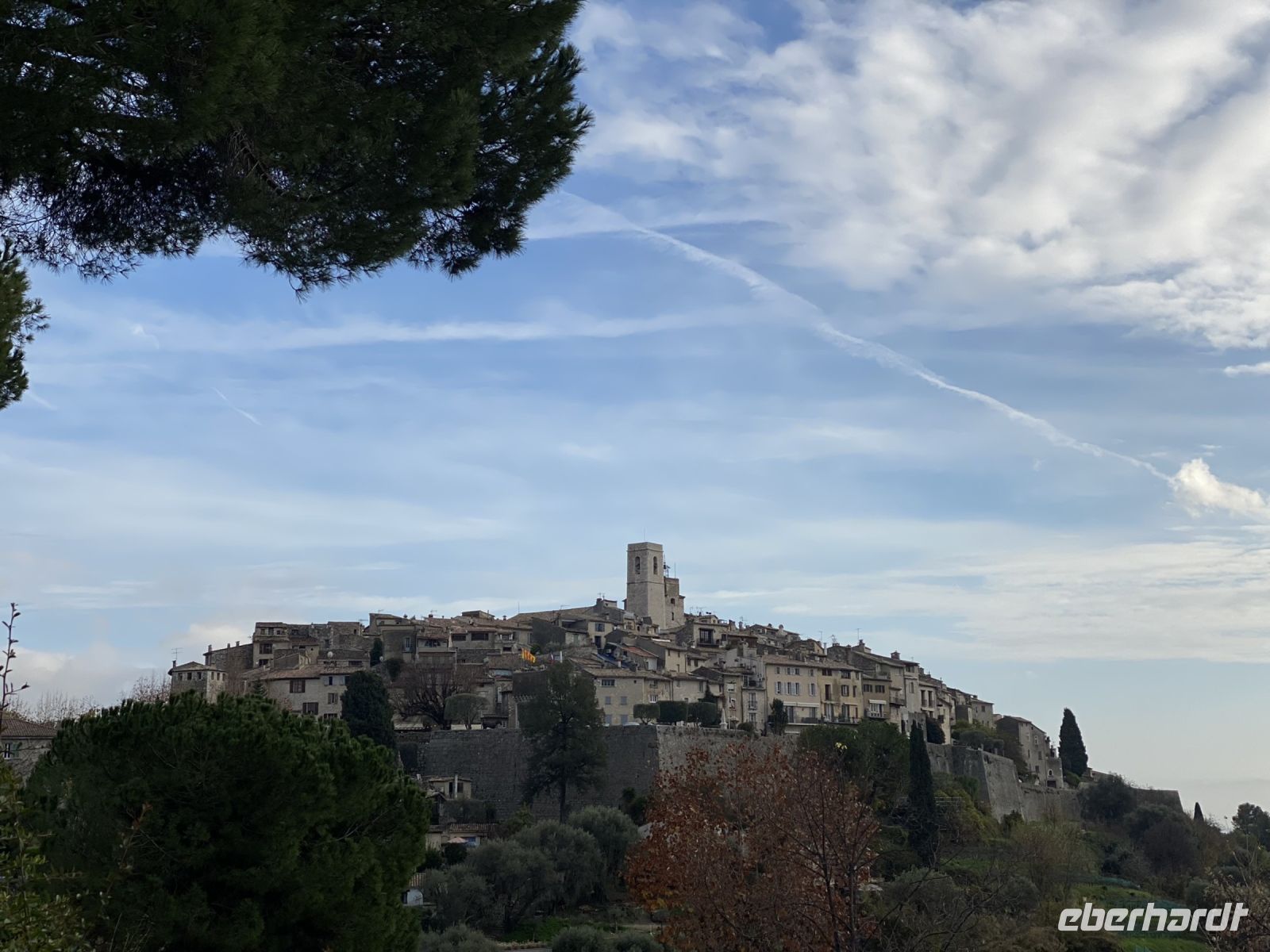 Blick auf das Bergdorf Saint Paul de Vence.JPEG