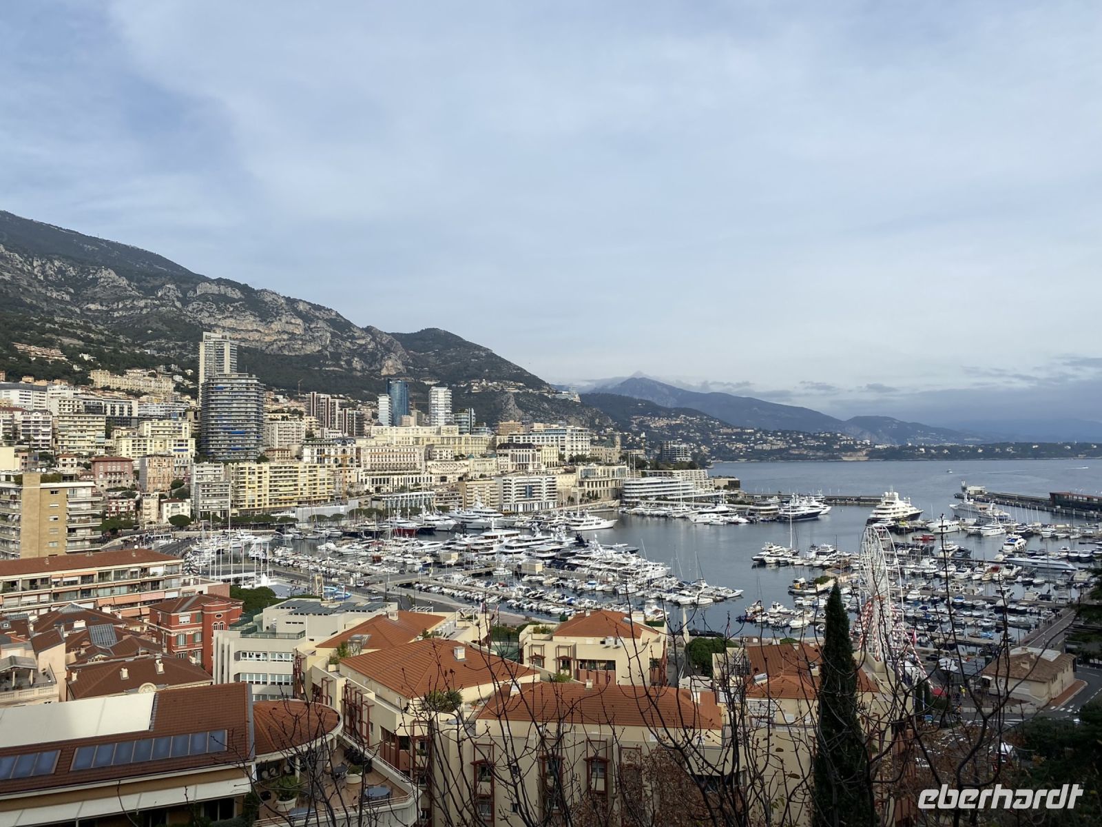 Blick vom Vorplatz des Grimaldi Palastes auf Monacos Hafen .JPEG