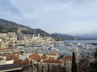 Blick vom Vorplatz des Grimaldi Palastes auf Monacos Hafen .JPEG