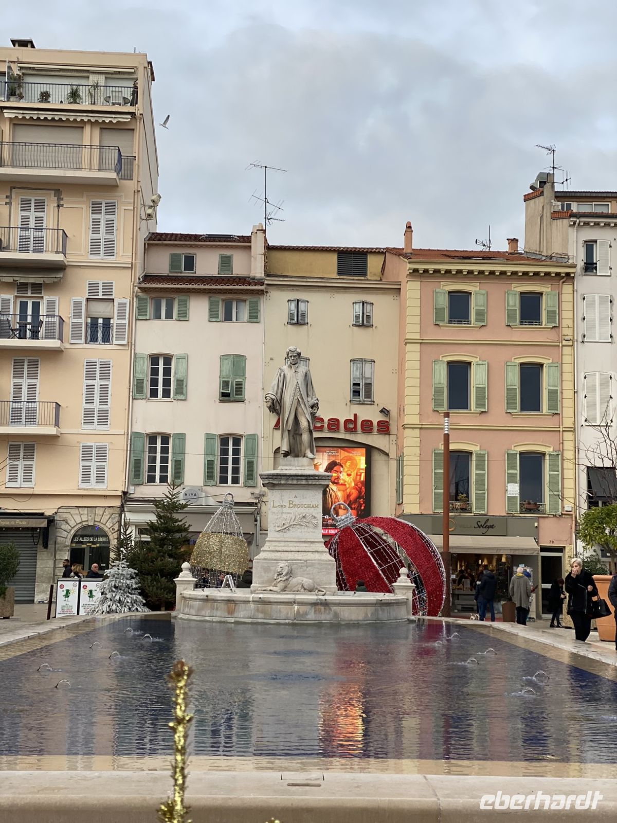 Brunnen in der Altstadt von Cannes .JPEG
