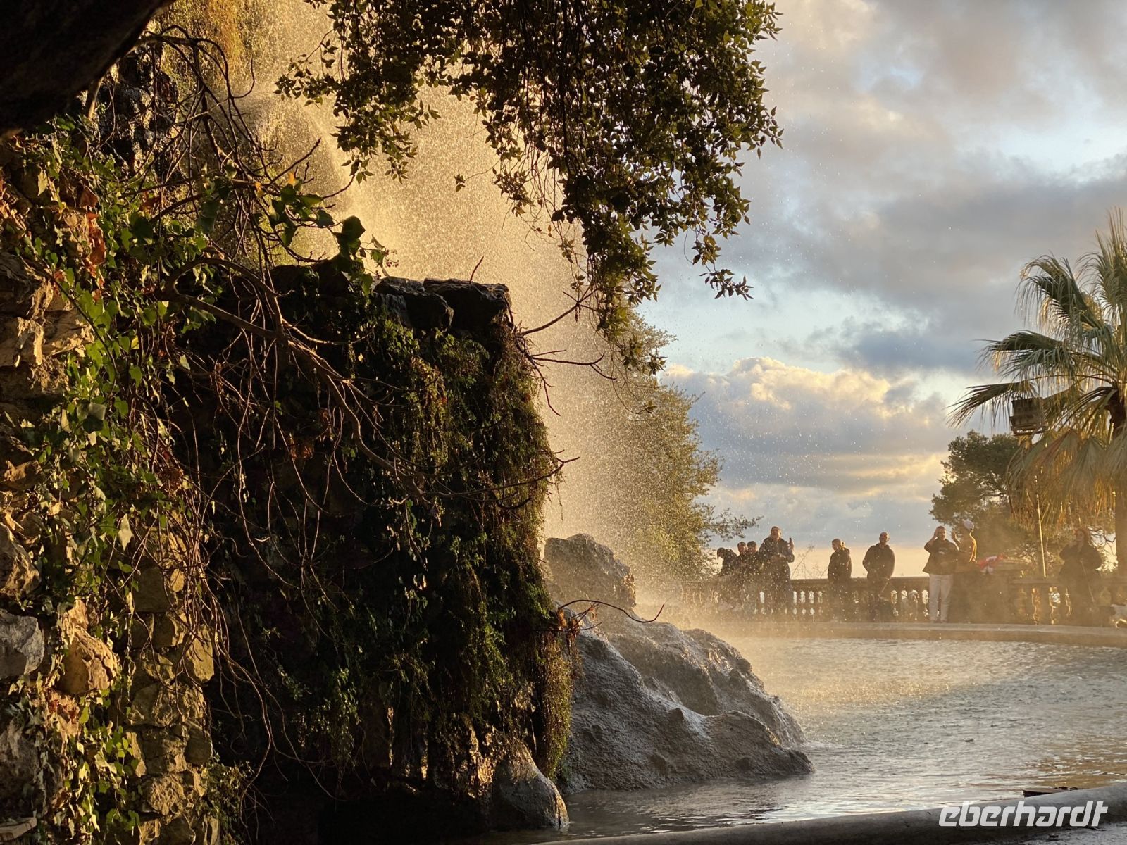 künstlich angelegter Wasserfall Parc de la Collini.JPEG