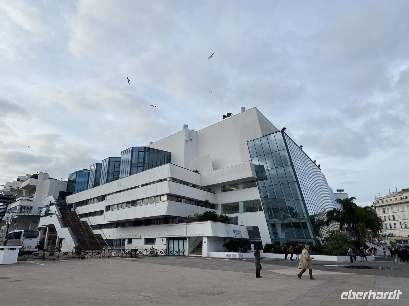 Seitenansicht Filmpalast in Cannes .JPEG