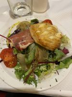 Ziegenkäsetaler auf Salat.JPEG