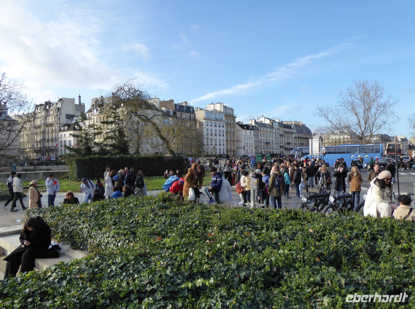 Tag 1 29.12.2022 Paris Silvesterreise, Vorplatz von Nôtre Dame