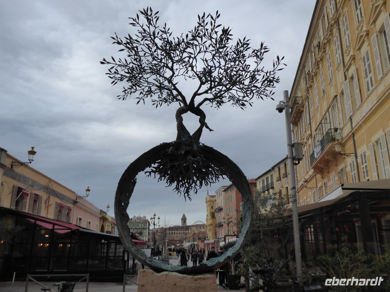 Tag 2 Stadtrundgang Nizza, Marktplatz mit Skulptur von Andrea Roggi