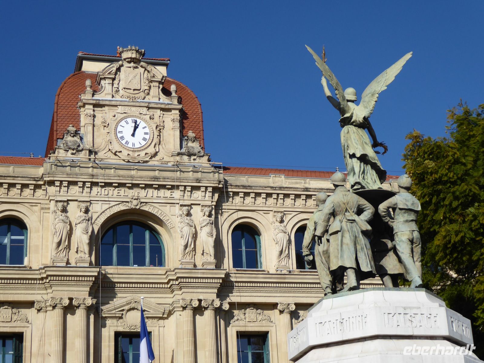Tag 3 Cannes, Rathaus mit Denkmal für die Gefallenen WK I