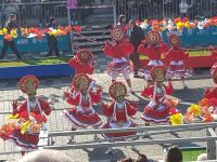 Viele bunte Kostüme